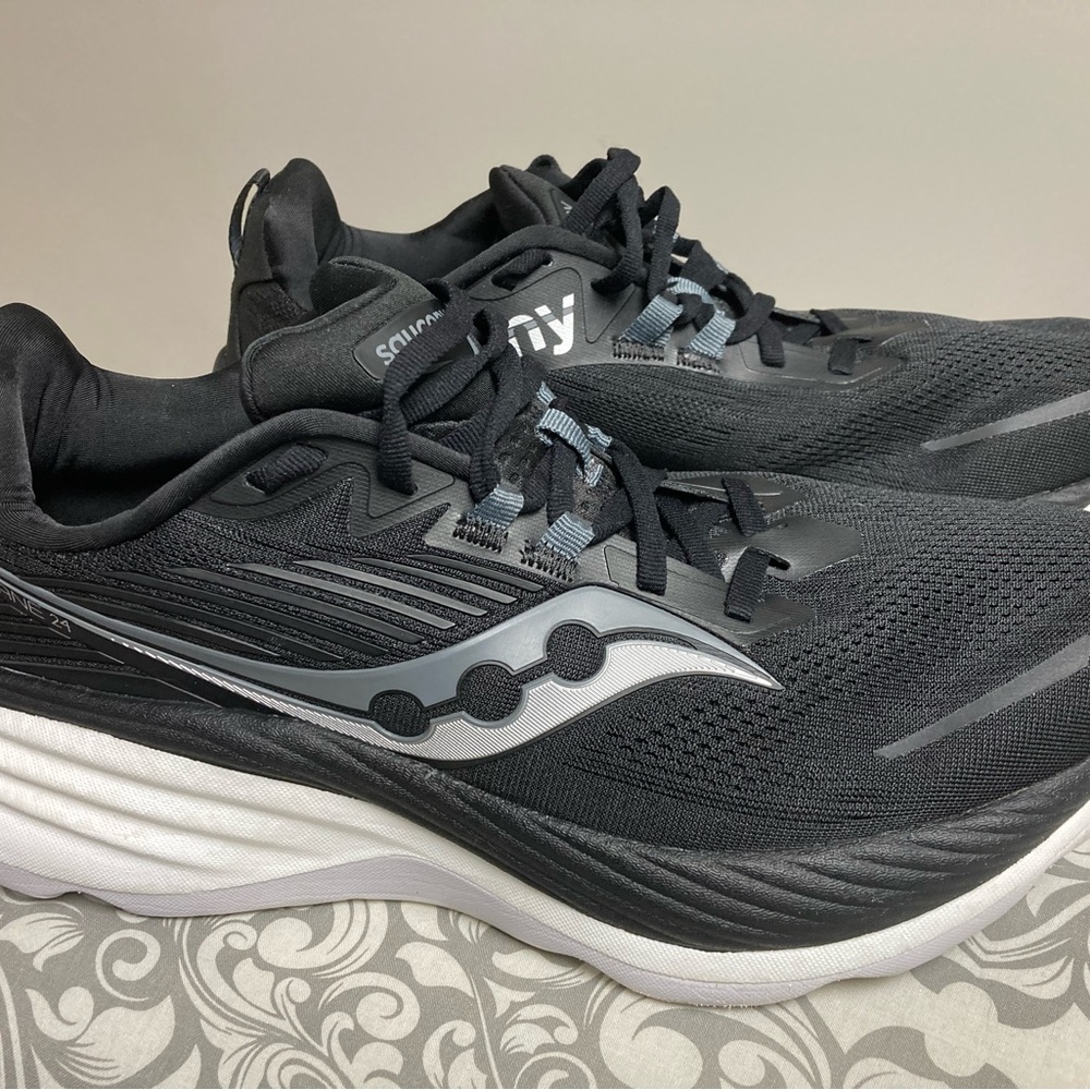 Saucony Men's Hurricane 24 Black Running Shoes 10 miles No box